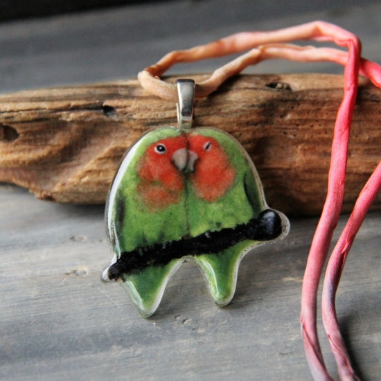 ガラスフュージングペンダント コザクラインコ - 小鳥雑貨専門のお店 スウィート・バーディー・ブティック