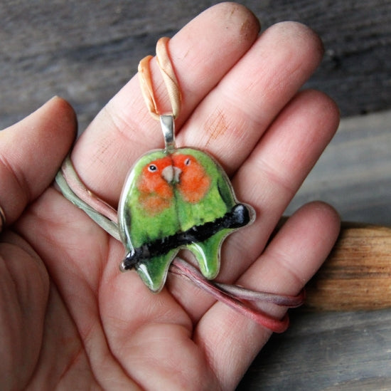 ガラスフュージングペンダント コザクラインコ - 小鳥雑貨専門のお店 スウィート・バーディー・ブティック