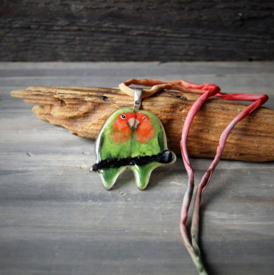 ガラスフュージングペンダント コザクラインコ - 小鳥雑貨専門のお店 スウィート・バーディー・ブティック