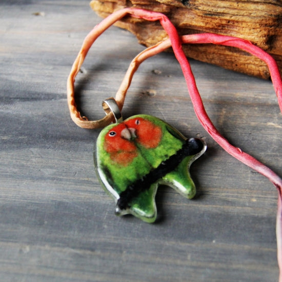 ガラスフュージングペンダント コザクラインコ - 小鳥雑貨専門のお店 スウィート・バーディー・ブティック