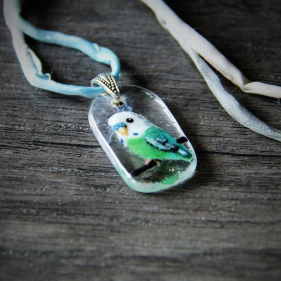 ガラスフュージングペンダント セキセイインコ - 小鳥雑貨専門のお店 スウィート・バーディー・ブティック