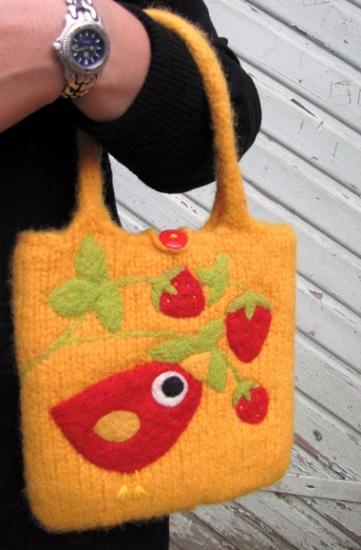 30% OFF 羊毛フェルトバッグ 小鳥とイチゴ A - 小鳥雑貨専門のお店 スウィート・バーディー・ブティック