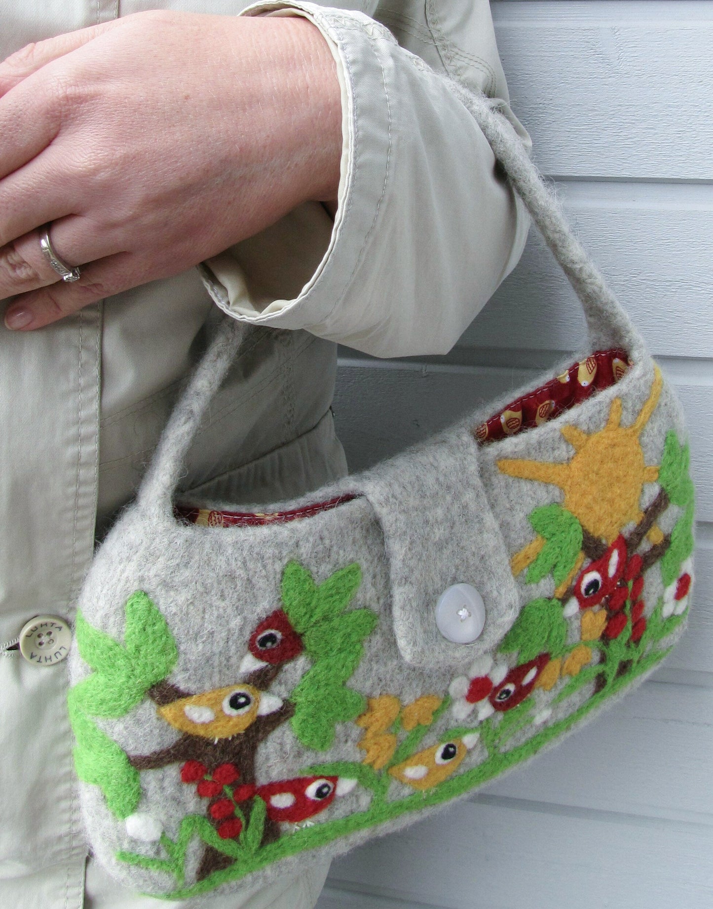 お日様と小鳥いっぱいの羊毛フェルトバッグ ライトグレー - 小鳥雑貨専門のお店 スウィート・バーディー・ブティック