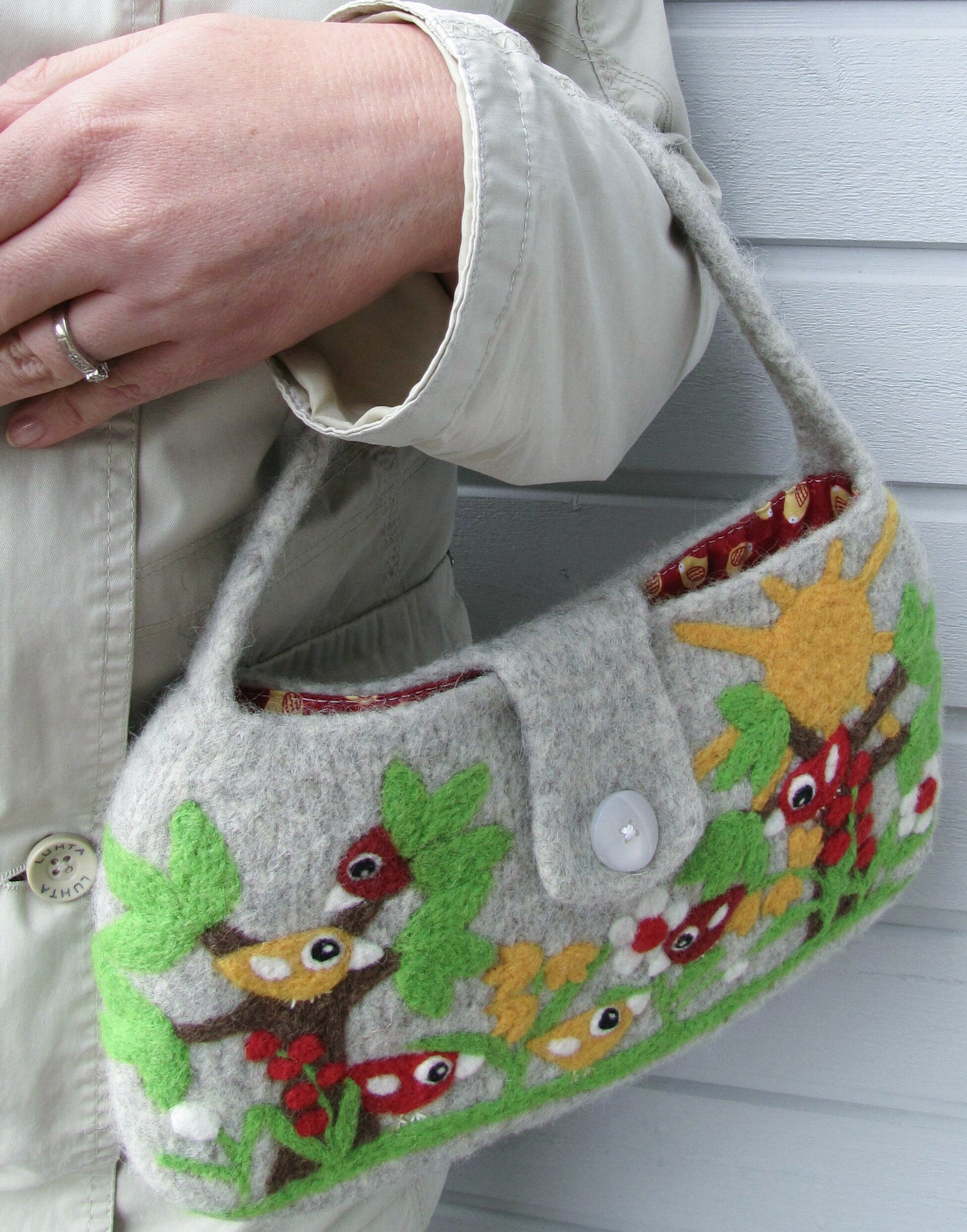 お日様と小鳥いっぱいの羊毛フェルトバッグ ライトグレー - 小鳥雑貨専門のお店 スウィート・バーディー・ブティック