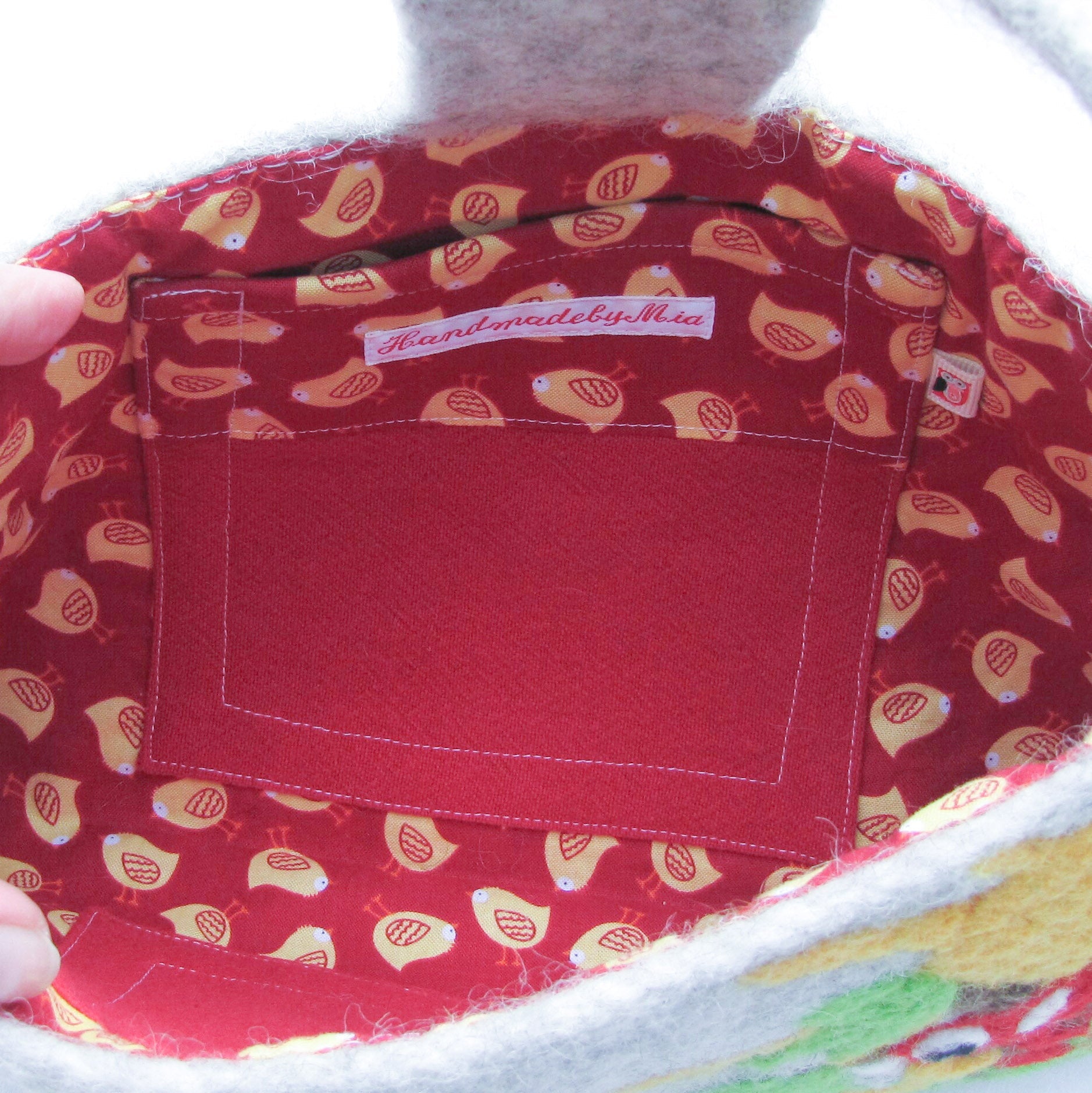 お日様と小鳥いっぱいの羊毛フェルトバッグ ライトグレー - 小鳥雑貨専門のお店 スウィート・バーディー・ブティック