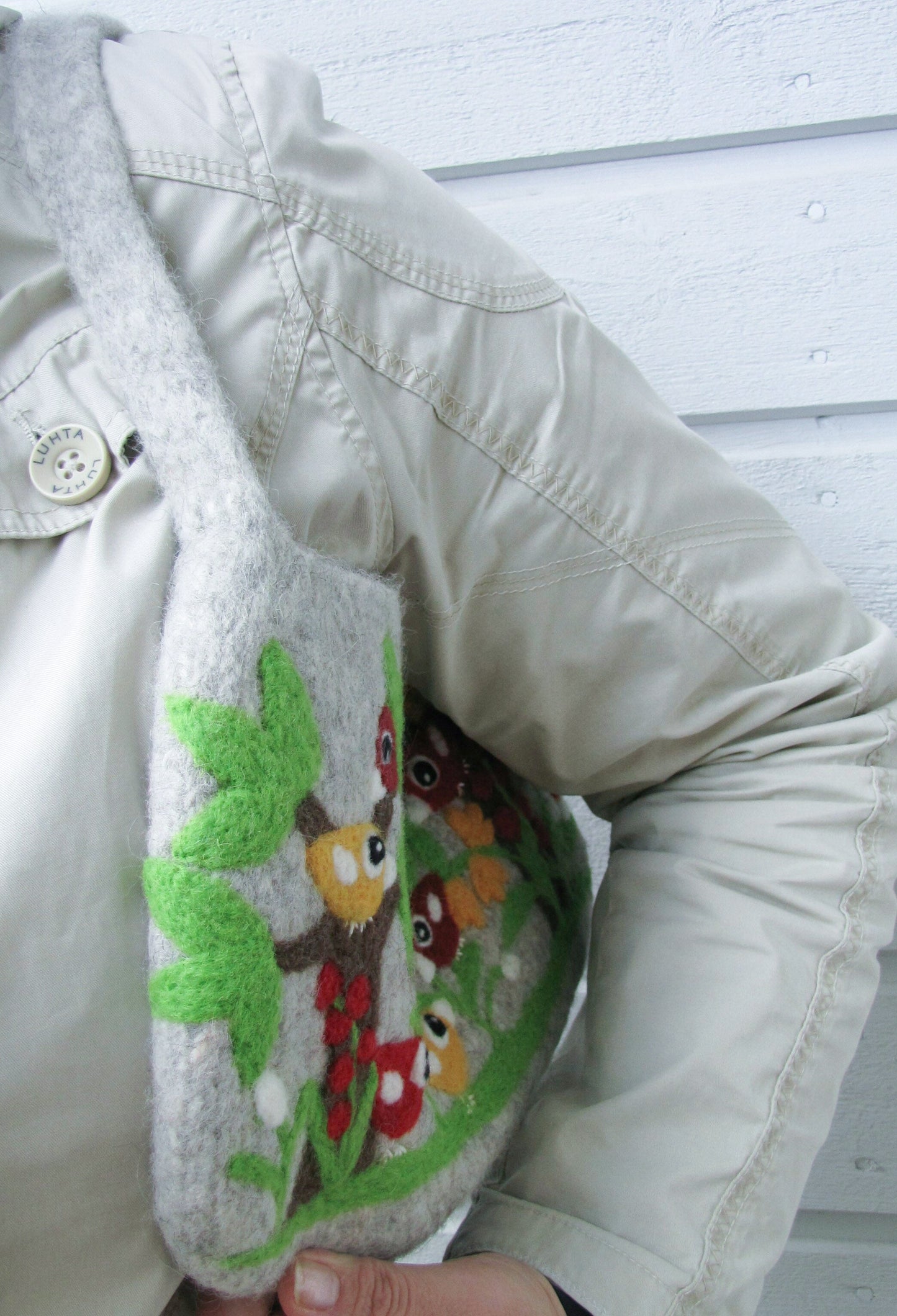 お日様と小鳥いっぱいの羊毛フェルトバッグ ライトグレー - 小鳥雑貨専門のお店 スウィート・バーディー・ブティック