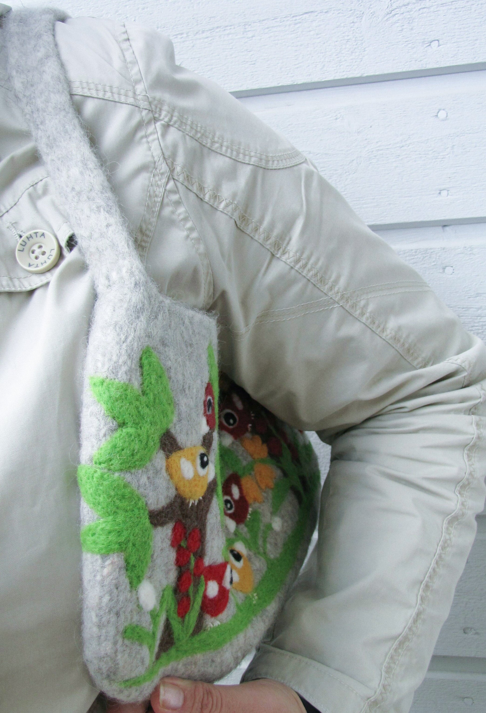 お日様と小鳥いっぱいの羊毛フェルトバッグ ライトグレー - 小鳥雑貨専門のお店 スウィート・バーディー・ブティック