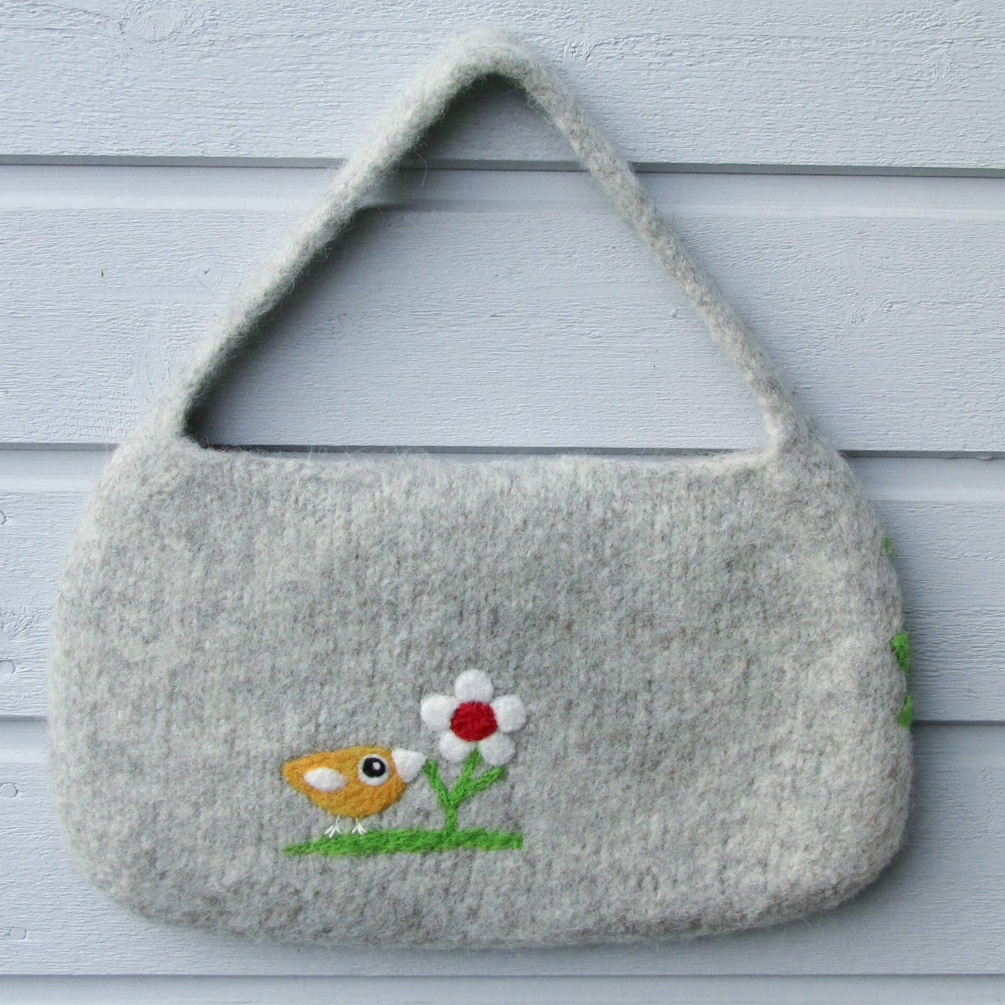 お日様と小鳥いっぱいの羊毛フェルトバッグ ライトグレー - 小鳥雑貨専門のお店 スウィート・バーディー・ブティック