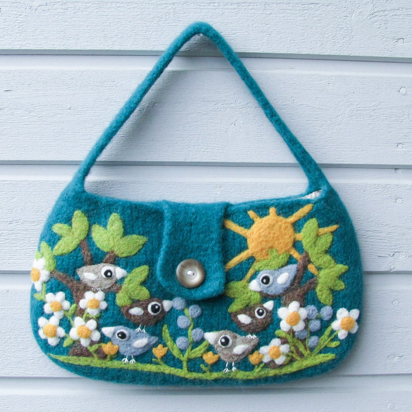 お日様と小鳥いっぱいの羊毛フェルトバッグ ターコイズ - 小鳥雑貨専門のお店 スウィート・バーディー・ブティック