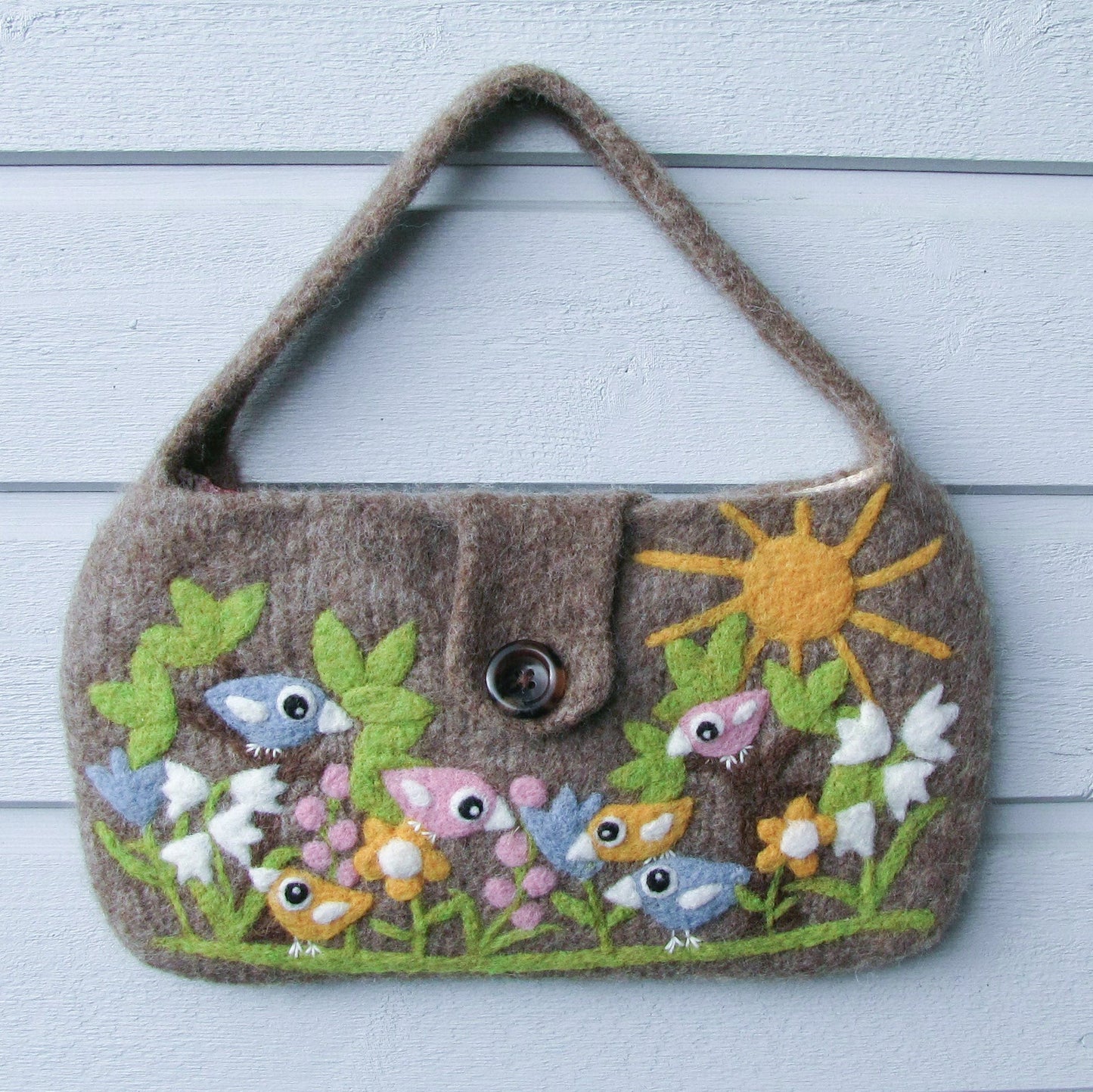 お日様と小鳥いっぱいの羊毛フェルトバッグ ライトブラウン - 小鳥雑貨専門のお店 スウィート・バーディー・ブティック
