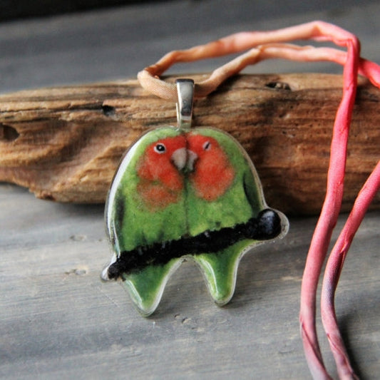 ガラスフュージングペンダント コザクラインコ - 小鳥雑貨専門のお店 スウィート・バーディー・ブティック