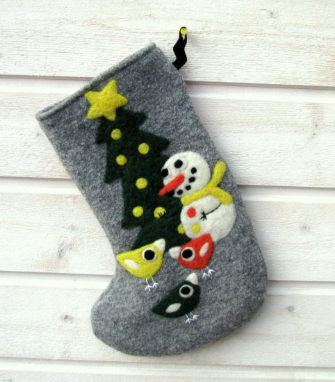 羊毛フェルト クリスマスの靴下 クリスマスソックス　クリスマスツリーの前でお話しましょう。3羽の小鳥と雪だるま - 小鳥雑貨専門のお店　スウィート・バーディー・ブティック